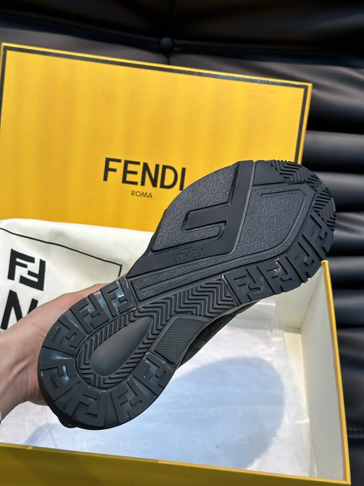 Men's shoes 💰p560 "Fend*" new men's casual sports shoes, equipped with elastic straps, side zippers, and corrugated soles engraved with F. Embossed Fendi Flow lettering on the heel. Made of technical fabric and a mix of blue and suede. Decorated with Lycra® details. FF graphic tongue. Ultra-light and wear-resistant EVA sole. Size: 38-44